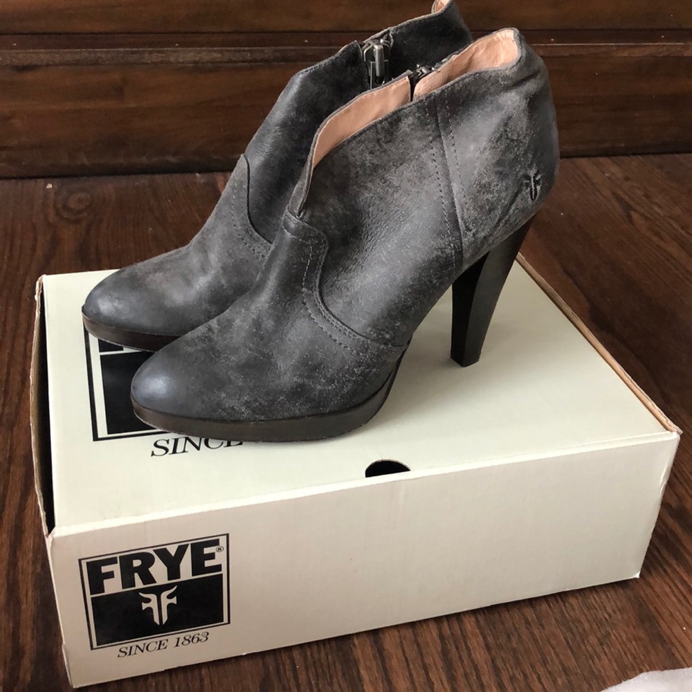 NEW Frye gray leather bootie
